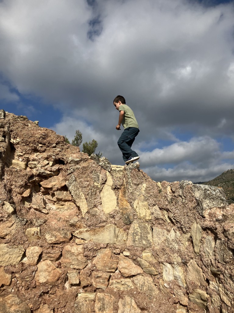 Por entre los muros del Castillo de Barrachina