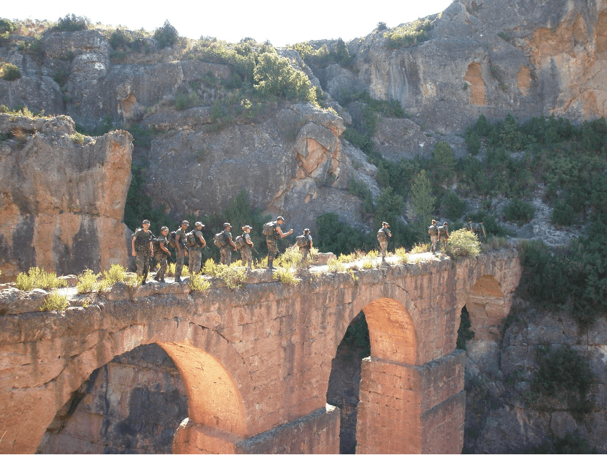 La Ruta del Agua combina paisajes valencianos e historia viva. Supone andar entre las raíces y la esencia valencianas. Es un recorrido circular, de aproximadamente 9 kilómetros, que conecta los municipios de Calles y Chelva e invita al visitante o lugareño a sumergirse en el legado romano del acueducto de Peña Cortada mientras disfruta del entorno mediterráneo que lo rodea.