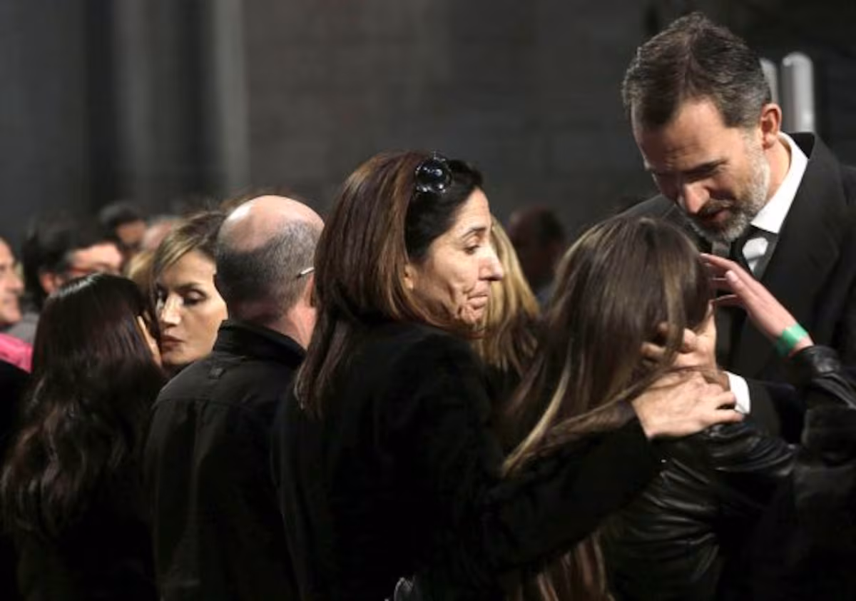 Germanwings. Funeral de Estado celebrado en la Sagrada Familia. Asistió el instituto Giola, donde los alumnos alemanes junto a las dos profesoras murieron en el accidente de avión. Blas Valentín retrata el Funeral y el morbo informativo que acompañó este acto