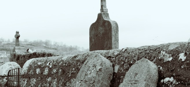 Voces del ocaso, en Zenda Libros, imagen de una cruz sobre un cementerio