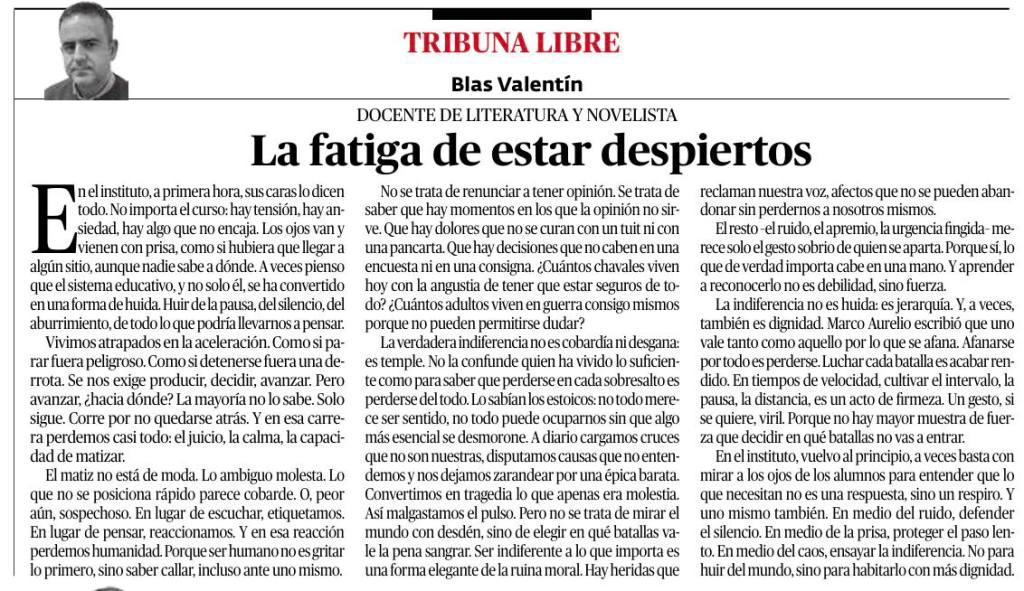 Marco Aurelio escribió que uno vale tanto como aquello por lo que se afana. Afanarse por todo es perderse. Luchar cada batalla es acabar rendido. En tiempos de velocidad, cultivar el intervalo, la pausa, la distancia, es un acto de firmeza. Un gesto, si se quiere, viril. Porque no hay mayor muestra de fuerza que decidir en qué batallas no vas a entrar.

En el instituto, vuelvo al principio, a veces basta con mirar a los ojos de los alumnos para entender que lo que necesitan no es una respuesta, sino un respiro. Y uno mismo también. En medio del ruido, defender el silencio. En medio de la prisa, proteger el paso lento. En medio del caos, ensayar la indiferencia.

No para huir del mundo, sino para habitarlo con más dignidad.