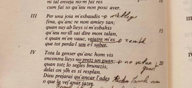 Cuando el aire suave se amarga y las hojas caen, yo también suspiro y canto por amor, que me tiene preso. Quien no siente en su corazón ese dulce padecimiento está casi muerto. Una sola alegría venida de ella me mejora, y cuando se va, todo pierde valor y sentido. Ninguna otra cosa en el mundo vale para mí tanto como ella. Vivo pendiente de su gracia, que puede levantarme o hundirme.