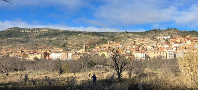 Casas Bajas, al fondo. Rincón de Ademuz.